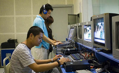 走進(jìn)陜西華山技師學(xué)院影視節(jié)目策劃專業(yè) 培育創(chuàng)意人才，點(diǎn)亮熒屏夢想